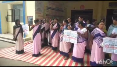 करपी: सीएचसी करपी के समक्ष आशा कार्यकर्ताओं का धरना प्रदर्शन आज तीसरे दिन भी रहा जारी