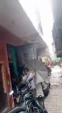 गाज़ियाबाद: खोड़ा में रहने वाली 1 महिला ने पड़ोसी महिला पर पत्थर फेंकने की वीडियो सोशल मीडिया पर वायरल कर पुलिस से लगाई न्याय की गुहार