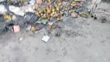 कानपुर नगर पुरानी चुंगी छावनी कैंट का गेट नाले के ऊपर और नीचे गंदगी का अंबार राहगीरों और जनता का निकलना मुश्किल क्षेत्र