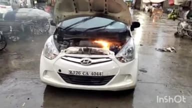 जहाज़पुर: रिमझिम बारिश के बीच जहाजपुर बस स्टैंड पर खड़ी हुंडई की ईऑन कार के इंजन में लगी आग ।