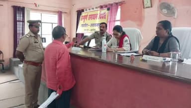 सवायजपुर: संपूर्ण समाधान दिवस में सवायजपुर तहसील पहुंची सीडीओ ने सुनी जन शिकायतें, 40 शिकायतों में से 8 का मौके पर हुआ निस्तारण