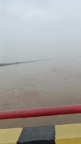 रामगंगा में डेढ़ लाख क्यूसेक पानी छोड़े जाने से बाढ़ के आसार दिखाई दे रहे हैं आप लोग देख लीजिए रामगंगा का रौद्र रूप😌😌