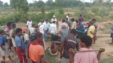 वन भूमि पर कब्जा देखें पूरी वीडियो 
ग्राम पेंडारी में एक आदमी पर रोक
अगले साल वृक्ष लगा था