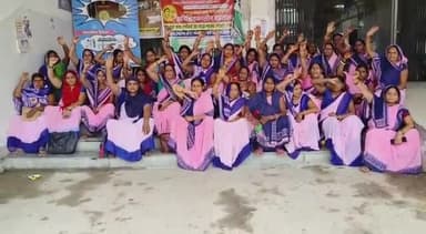 मोतिहारी: मोतिहारी सदर अस्पताल में नौ सूत्री मांगों को लेकर चौथे दिन भी आशा कार्यकर्ताओं  व फैसिलिटेटरों की हड़ताल जारी