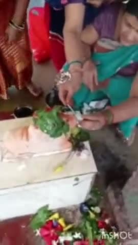 देवसर: मोरवा थाना क्षेत्र के भगतसिंह कालोनी स्थित शिव मंदिर मेंनंदी की मूर्ति पीरही दूध,दूध कटोरी और चम्मच लेकर दौड़े श्रद्धालु