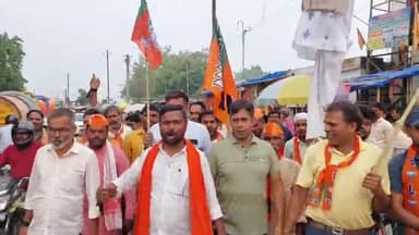 धमदाहा: भाजपा कार्यकर्ताओं पर हुए लाठीचार्ज के विरोध में भाजपा नेताओं ने  धमदाहा मेन चौक पर सीएम व डिप्टी सीएम का पुतला फूंका