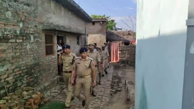 बलरामपुर: भारत नेपाल सीमा पर स्थित गणेश पुर भरभरी में अपर पुलिस अधीक्षक ने लगाई चौपाल