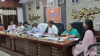 मुरादाबाद: DM की अध्यक्षता में कलक्ट्रेट में हुई बैठक में उद्यमियों ने रामगंगा विहार में सड़कों के जानलेवा होने का मुद्दा उठाया