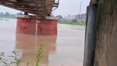 मुरादाबाद: रामगंगा नदी का जलस्तर बढ़ने पर रेलवे ट्रैक से नदी में कूद रहे युवा, वीडियो वायरल होने पर पुलिस की गई तैनात