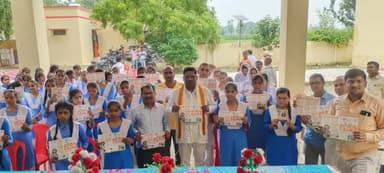 बलरामपुर समाचार मोदी सरकार के केंद्र में 9 साल पूरा होने पर सेवा सुशासन एवं विकास दिवस के रूप में मनाते हुए सदर विधायक पलटू राम ने दारी चौरा राजकीय  महाविद्यालय में छात्रों प्रचार शिक्षक कोसों की सेवा पुस्तिका 2024 में मांगा सरकार बनाने के