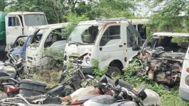 गोटेगांव: पुलिस थाना परिसर गोटेगांव में 116 वाहनों की नीलामी प्रक्रिया में तीन खरीददारों ने ₹8.08 लाख में की खरीदी