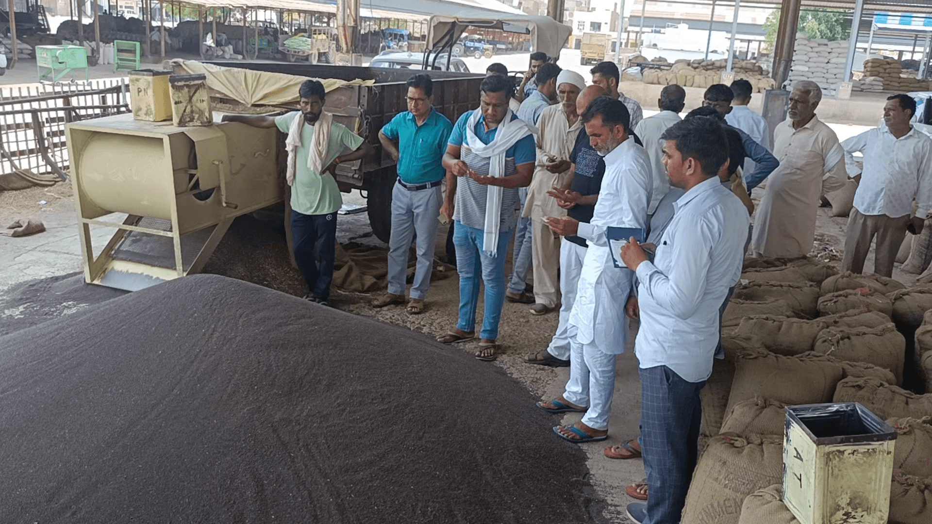 रावला: रावला मंडी# लाइव# बोली #भाव## देखने के लिए##फ्यूचर कृषि ##सरसों_के_ताजा_भाव 
#सरसों #mustard 
#sarso #सरसों_ताजा_bhav 
#