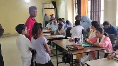 बिसौली: अगेई के निवासी व्यक्ति बच्चों का संविलियन विद्यालय बिसौली में शिक्षिका द्वारा एडमिशन न करने पर BSA से शिकायत की