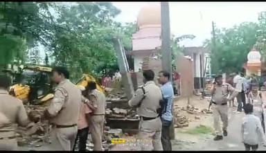 इटावा: नगला मोती गांव में रेलवे की सरकारी जमीन कर ग्रामीणों द्वारा किए गए अवैध कब्जे को प्रशासन ने कराया कब्जा मुक्त