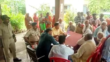 चेरिया बरियारपुर: चेरिया बरियारपुर थाना परिसर में भूमि विवाद संबंधित मामले के निपटारे हेतु जनता दरबार लगाया गया