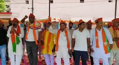 मोतिहारी: पटना में भाजपा कार्यकर्ताओं पर हुए लाठी चार्ज के खिलाफ केसरिया प्रखण्ड मुख्यालय पर कार्यकर्ताओं ने दिया धरना