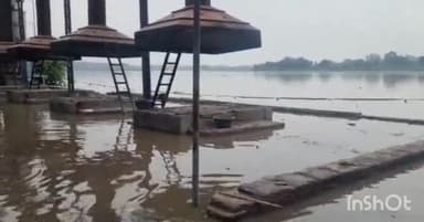 आगरा: यमुना का लगातार बढ़ रहा जलस्तर, ताजगंज शमशान घाट पर पहुंचा यमुना का पानी
