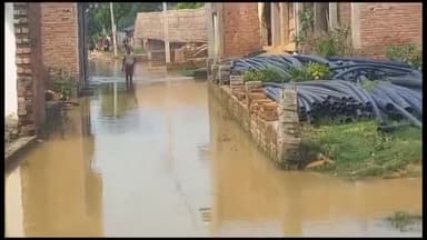 बलरामपुर: बरदौलिया बाजार क्षेत्र में हुए जल भराव को लेकर ग्रामीणों ने किया प्रदर्शन