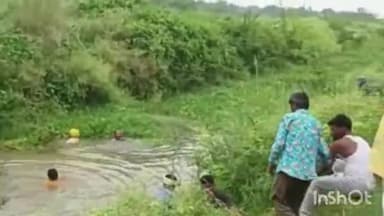 डलमऊ: जोहवा नटकी गांव के पास सिंचाई विभाग के कर्मचारियों और अधिकारियों से नाराज किसान श्रमदान कर नहर की सफाई खुद कर रहे