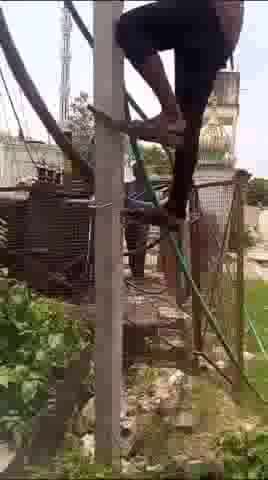 सलोन: परशदेपुर में मदरसा निदाये हक के सामने लगे ट्रांसफार्मर का टूटा जंफर, उपभोक्ता रहे परेशान