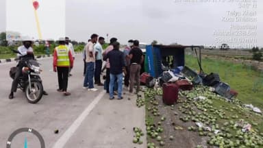 रामगंजमण्डी: सहरावदा के समीप NH-52 फोरलेन पर कच्चे आम से भरा तीन पहिया ऑटो अनियंत्रित होकर पलटा, एक व्यक्ति हुआ घायल