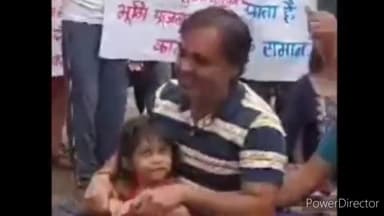 हुज़ूर: भोपाल के बाग मुगालिया स्थित पांच कॉलोनियों के रहवासियों ने कीचड़ स्नान कर सड़क नहीं बनने का विरोध दर्ज किया