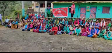 देवाल: देवाल में भोजन माताओं ने विभिन्न मांगों को लेकर किया धरना प्रदर्शन