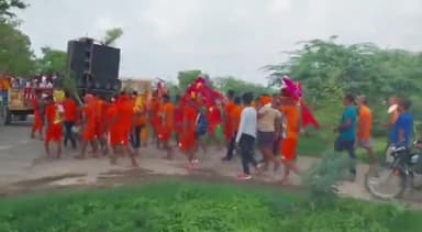 सवायजपुर: जोधन पुरवा से निकली तृतीय विशाल कांवड़ यात्रा, कांवड़िये गंगाजल भरकर सोमवार को सकाहा के शिव मंदिर में करेंगे जलाभिषेक