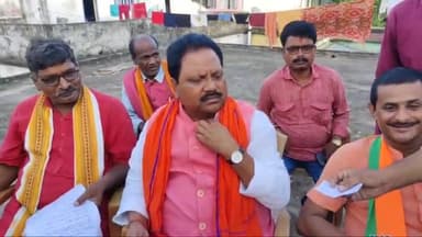 अररिया: आजाद नगर स्थित अपने आवास पर बोले सांसद प्रदीप कुमार सिंह, कहा- लाठी और डंडे के बल पर नीतीश कुमार चलाना चाह रहे हैं सरकार