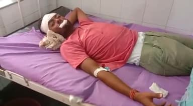 अलवर: अलवर खैरथल क्रेशर के समीप दो बाइकों के बीच हुई भिड़ंत में बाइक सवार एक युवक हुआ गंभीर घायल, जिला अस्पताल में भर्ती