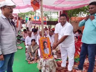 आज गया उत्तरी मंडल अध्यक्ष शंभू यादव जी ने गांधी मैदान गेट नंबर 5 पर सरकार के खिलाफ आज धरना का कार्यक्रम किया गया और जहानाबाद के महामंत्री स्वर्गीय विजय कुमार सिंह जी के निधन पर 2 मिनट का मौन धारण भाजपा कार्यकर्ताओं ने किया