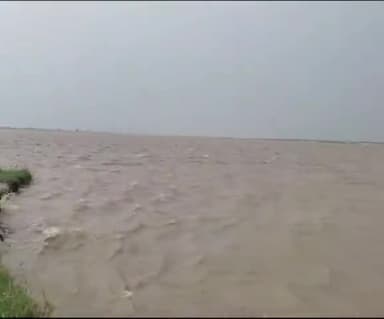 बहराइच: जिले में खतरे के निशान के करीब पहुंची घाघरा नदी