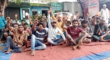 नौगावां सादात: पीएफ की मांग को लेकर नौगांवा सादात नगर पंचायत में सफाई कर्मचारियों का धरना 8 वें दिन भी जारी