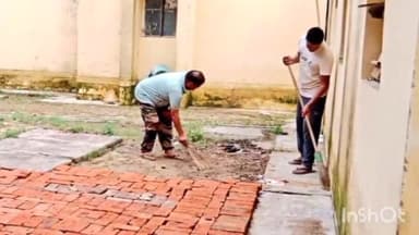गोंडा: खरगूपुर में एसपी के निर्देशन में प्रभारी निरीक्षक ने पुलिसकर्मियों के साथ श्रमदान कर चलाया स्वच्छता अभियान