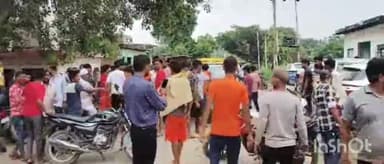 बिसौली: संग्रामपुर गांव में पुलिस द्वारा कांवड़ियों का मार्ग बदलने पर कांवड़िए हुए आक्रोशित, कोतवाल ने बमुश्किल समझाया