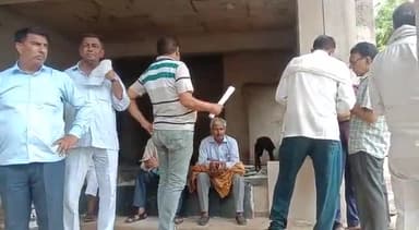 अलवर: अलवर मंढा गांव में खेत में कीटनाशक दवा के प्रभाव में आने से बेहोश हुए एक व्यक्ति की जिला अस्पताल में इलाज के दौरान हुई