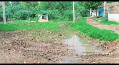 मऊरानीपुर: कचनेव में बरसात के पानी की निकासी ना होने से घरों में भरने लगा पानी, डूबने लगा कब्रिस्तान