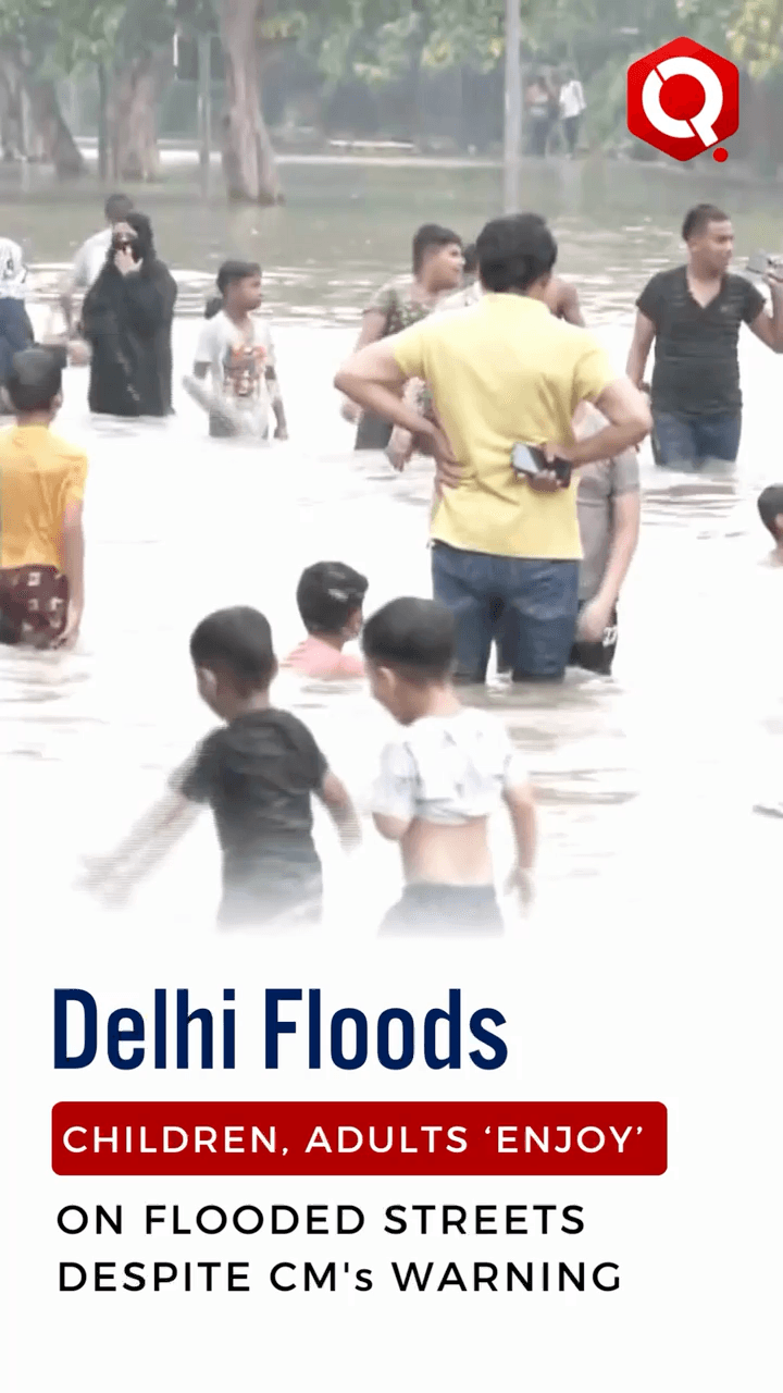 Visuals | Children, adults ‘enjoy’ on flooded streets of Delhi. 
#DelhiFloods #DelhiFloodUpdate