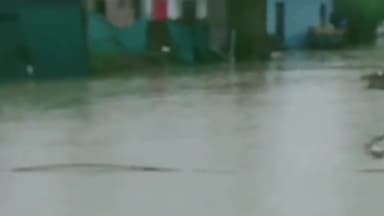 खुरई: धांगर गांव में नाले पर अतिक्रमण होने से बारिश के कारण नाला हुआ ओवरफ्लो, लोगों के घरों में भरा पानी