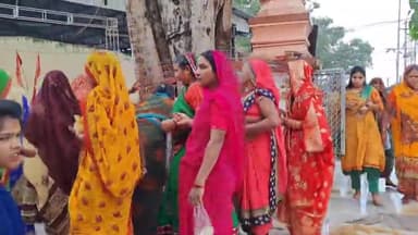 खुरई: सोमवती अमावस्या को लेकर शहर सहित ग्रामीण क्षेत्रों में महिलाओं ने की पीपल वृक्ष की परिक्रमा, शिवालयों में उमड़ी भीड़