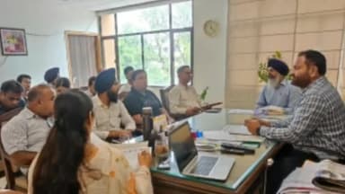 ਨਵਾਂਸ਼ਹਿਰ: ਮੁੱਖ ਮੰਤਰੀ ਸਿਹਤ ਬੀਮਾ ਯੋਜਨਾ ਕਾਰਡ ਵਿੱਚ ਤੇਜ਼ੀ ਲਿਆਉਣ ਲਈ ਅਧਿਕਾਰੀਆਂ ਨਾਲ ਵਧੀਕ ਡਿਪਟੀ ਕਮਿਸ਼ਨਰ ਰਾਜ਼ੀਵ ਵਰਮਾ ਨੇ ਬੈਠਕ ਕੀਤੀ