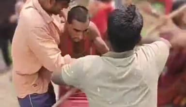 गोंडा: पूरे दत्ता में किसान के खेत में मजदूरी करने गए दो युवकों को विपक्षियों ने लाठी-डंडों से पीटा, वीडियो आया सामने