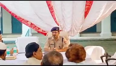 इटावा: कोतवाली इलाके में SD इंटर कॉलेज में आगामी त्यौहार के मद्देनज़र पीस कमेटी की मीटिंग का हुआ आयोजन, शहर के गणमान्य रहे मौजूद