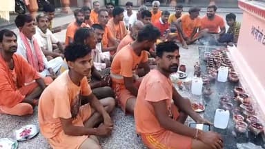 लवाण: नारायणी धाम से कांवड़ लेकर लवाण पहुंचे कांवड़ियों का ग्रामीणों ने पुष्प वर्षा कर किया स्वागत, निकाली शोभायात्रा