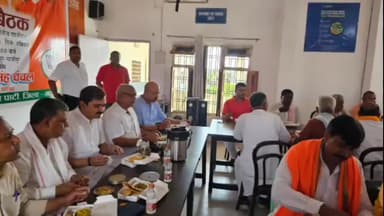 गाज़ीपुर: रौजा इलाके में टिफिन बैठक में शामिल हुए एमएलसी विशाल सिंह चंचल, कार्यकर्ताओं के साथ किया सहभोज