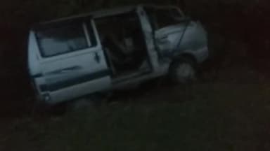 पीरटांड: बराकर पुल के पास चार पहिया वाहन पलटने से दो लोग गंभीर रूप से हुए घायल