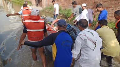 बुढ़ाना: बुढ़ाना में पानी के बीच फंसे लोगों को एनडीआरएफ ने निकाला