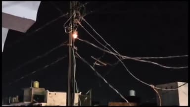 इकौना: गौतम नगर में हनीफ सरिया सीमेंट की दुकान के सामने बिजली के खंबे से टूटकर गिरा तार