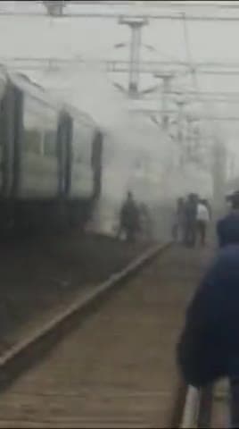 आज सुबह रानी कमलापति स्टेशन से निजामुद्दीन के लिए रवाना हुई  #वंदे_भारत की C 14 बोगी में #कुरवाई स्टेशन के पास बैट्री से आग लग गई।
भगवान का शुक्र है कि कोई हादसा नहीं हुआ, वरना इतनी स्पीड में चलती ट्रेन मे आग लगने पर कुछ भी हो सकता था।
बाक़