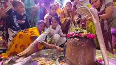 कन्नौज: सावन माह के दूसरे सोमवार पर शहर के सिद्धपीठ बाबा गौरीशंकर मंदिर पहुंचे भक्तों ने किए बाबा के दर्शन